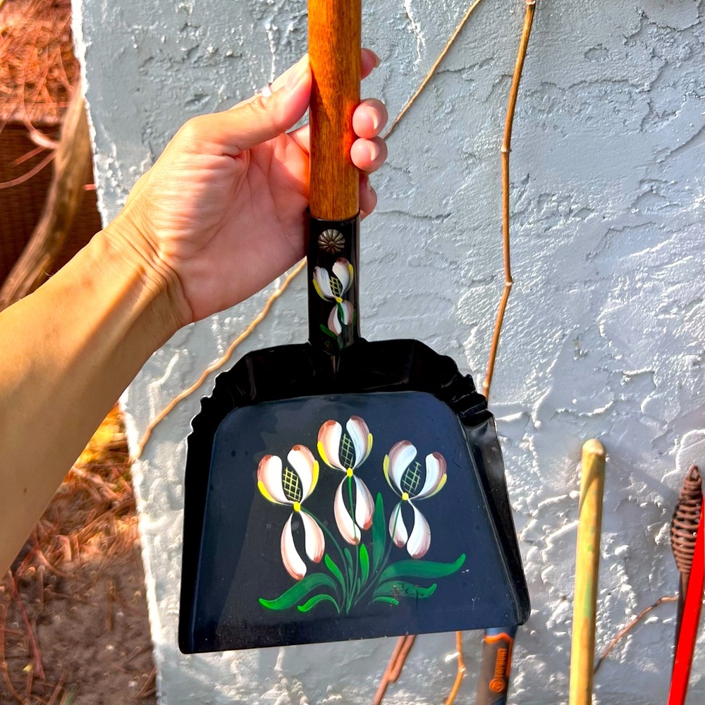 VINTAGE TOLE HANDPAINTED FIREPLACE SHOVEL